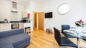 Eine moderne Wohnung mit Küche, Essbereich und Wohnzimmer.