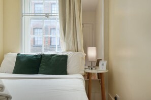 1 bedroom, desk, iron/ironing board, travel cot - 2-BR in the Heart of Soho - 5 guests (Greater London)