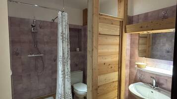 Habitación triple, vista a la montaña | Baño | Regadera, secadora de cabello, toallas, jabón