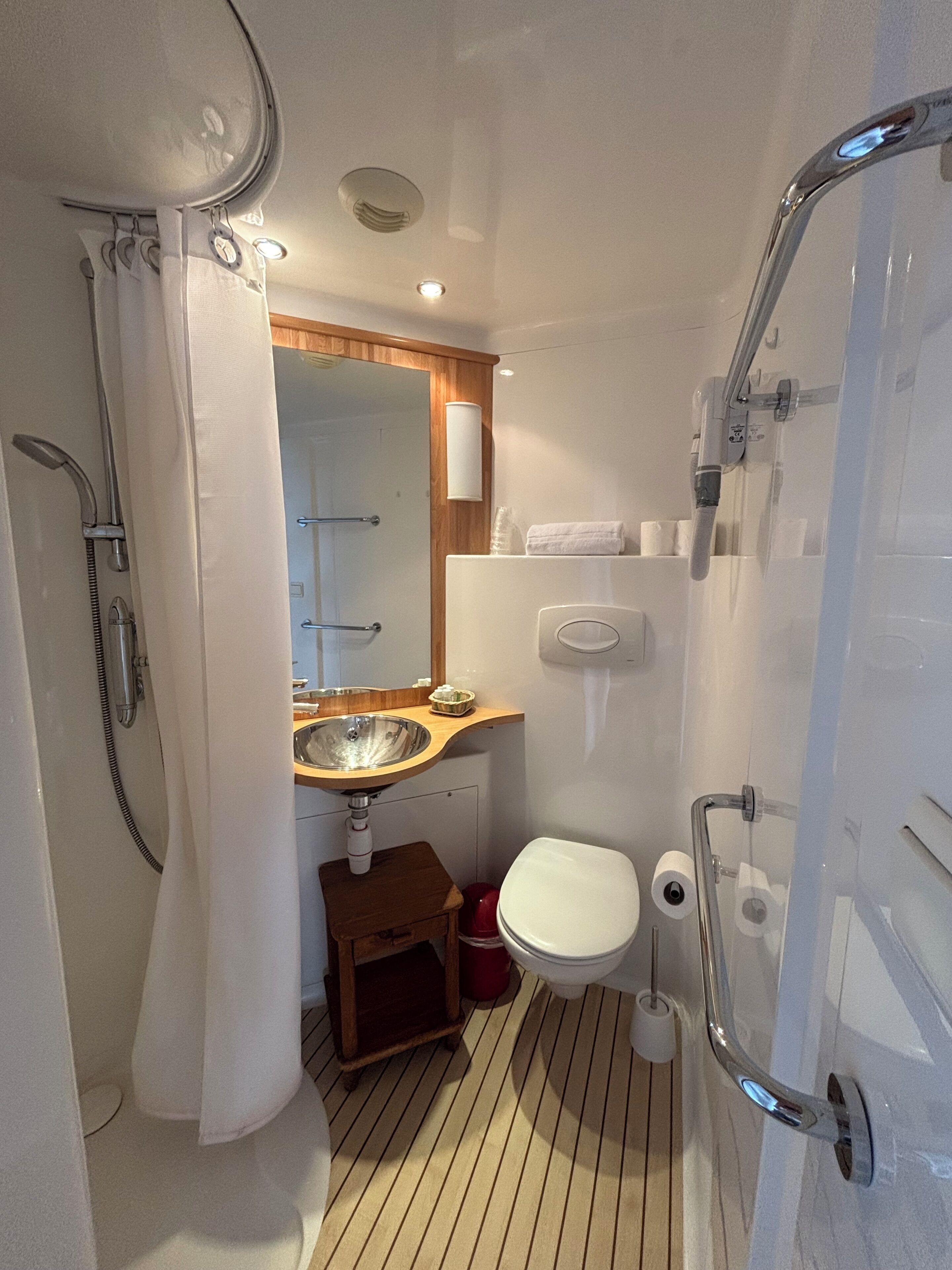 Chambre Familiale | Salle de bain | Douche, sèche-cheveux, serviettes fournies, savon