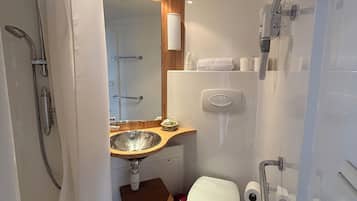 Chambre Familiale | Salle de bain | Douche, sèche-cheveux, serviettes fournies, savon