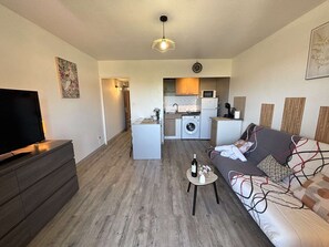 TV - Studio with balcony, AC - 2 guests (Six-Fours-les-Plages)