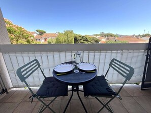 Outdoor dining - Studio with balcony, AC - 2 guests (Six-Fours-les-Plages)