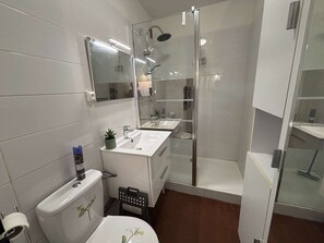 Bathroom - Studio with balcony, AC - 2 guests (Six-Fours-les-Plages)