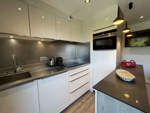 Wasserkocher mit Kaffee-/Teezubehör, Kühlschrank, Herdplatte
