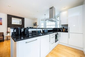 Wasserkocher mit Kaffee-/Teezubehör, Kühlschrank, Mikrowelle, Ofen