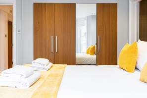 Schreibtisch, Bügeleisen/Bügelbrett, Reisekinderbett, kostenloses WLAN
