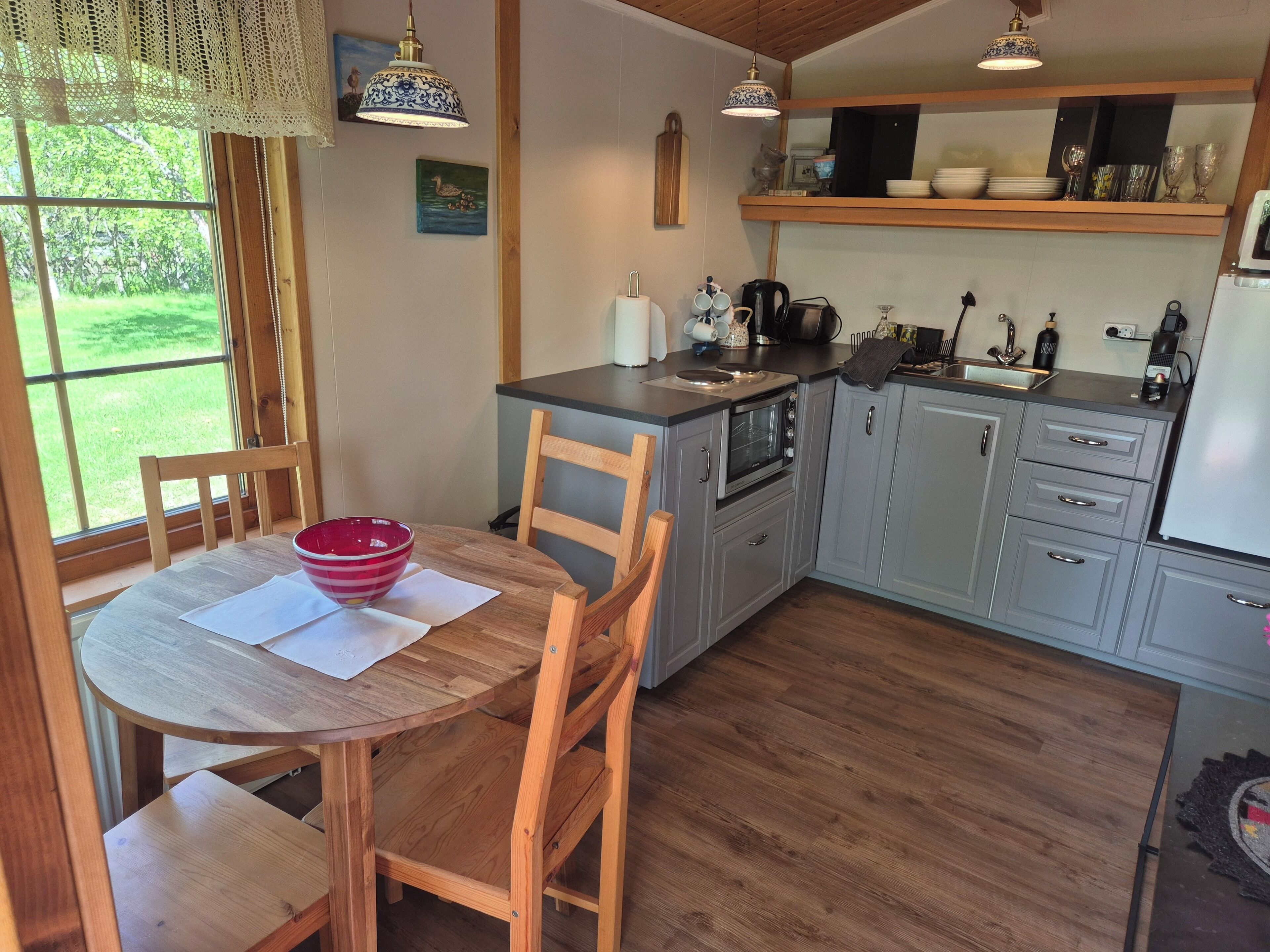 Coffee/tea maker, fridge, microwave, oven