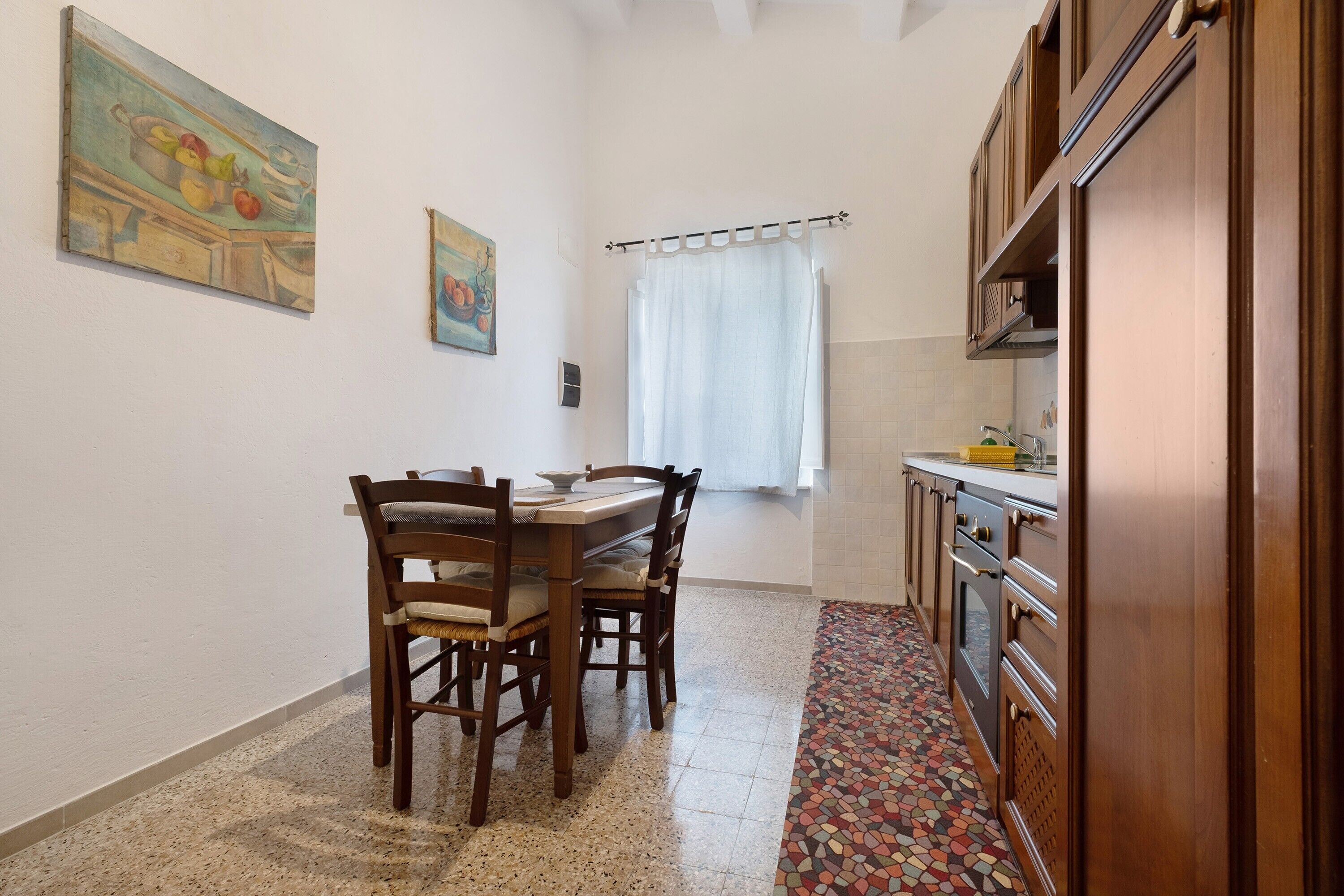 Coffee/tea maker, fridge, oven, stovetop
