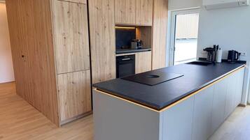 Kühlschrank, Ofen, Herdplatte, Geschirrspüler