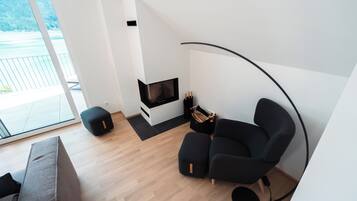 Smart TV, fireplace, stereo