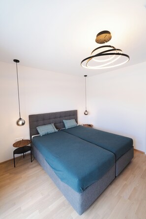 Escritorio, wifi gratis, ropa de cama y acceso para silla de ruedas 