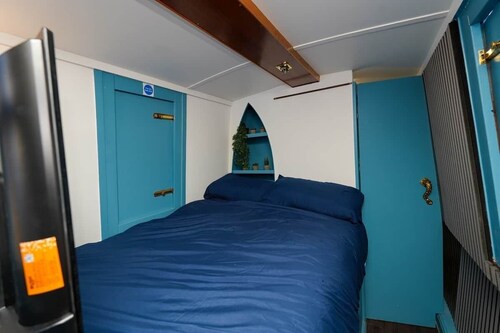 Floating Retreat: Relax on a Charming Narrowboat