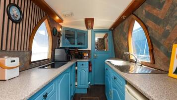 Coffee/tea maker, fridge, stovetop, electric kettle