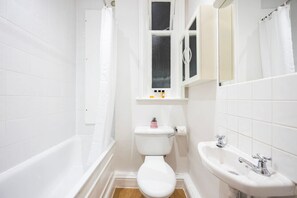 A bathroom with a bathtub, toilet, and sink. - Stylish Studio in Leicester Square - 2 guests (Greater London)