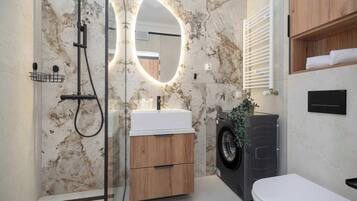 Dusche, Haartrockner, Handtücher, Shampoo