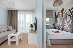 Tabla de planchar con plancha, cuna de viaje, wifi y ropa de cama 