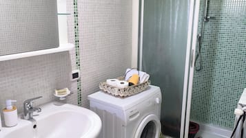 Asciugacapelli, bidet, asciugamani, sapone