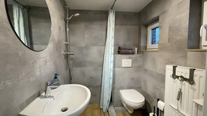 Dusche, Haartrockner, Handtücher