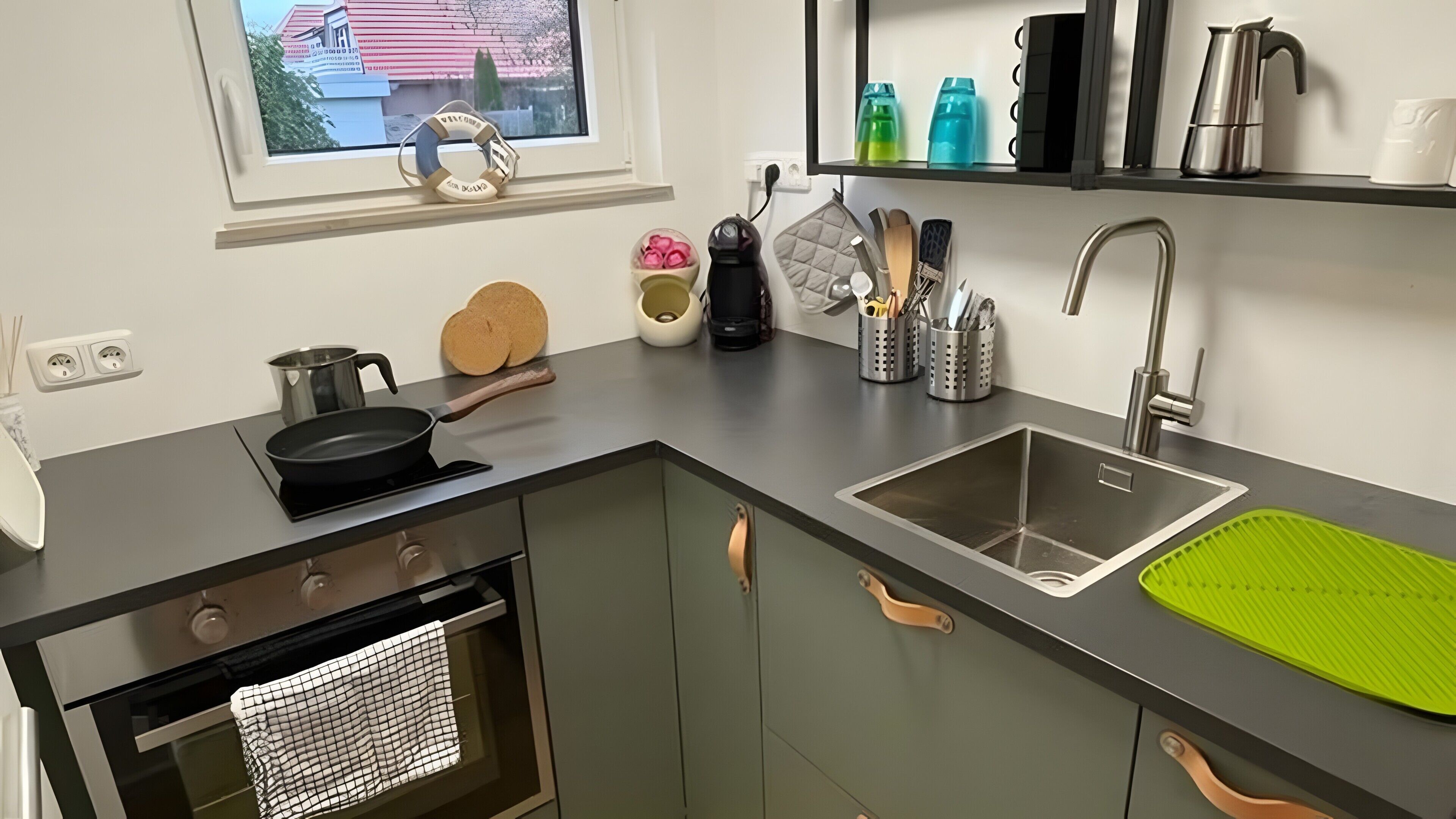 Kühlschrank, Ofen, Herdplatte, Wasserkocher mit Kaffee-/Teezubehör
