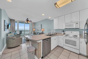 Coffee/tea maker, fridge, microwave, oven - Lighthouse 716 by Liquid Life (Gulf Shores)