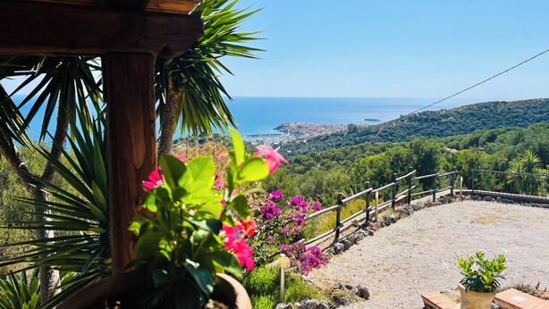 A view from a wooden structure overlooking a coastal landscape with a clear sky. - Casale Regina - Marina di Camerota (Marina di Camerota)