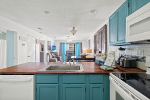 Coffee/tea maker, fridge, microwave, oven - Romar Beach 108 by Liquid Life (Orange Beach)