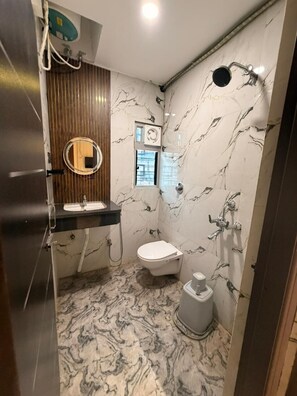 Economy Room | Bathroom
