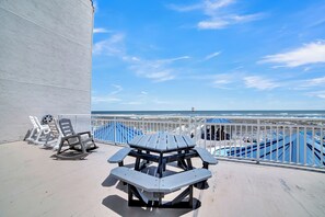 Outdoor dining - Sugar Beach 325 by Liquid Life (Orange Beach)