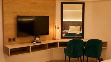 1 dormitorio, tabla de planchar con plancha, wifi y ropa de cama