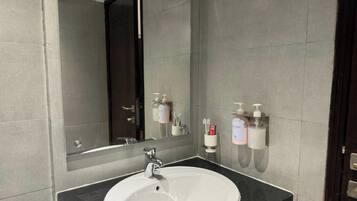 Dusche, Haartrockner, Bidet, Handtücher