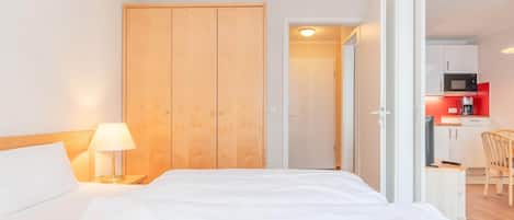 1 habitación y muebles diferentes