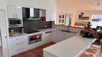 Coffee/tea maker, fridge, microwave, oven