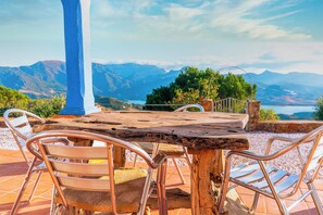 Outdoor dining - Villa Natalia - A Hidden Gem in Andalusia (El Jaral)