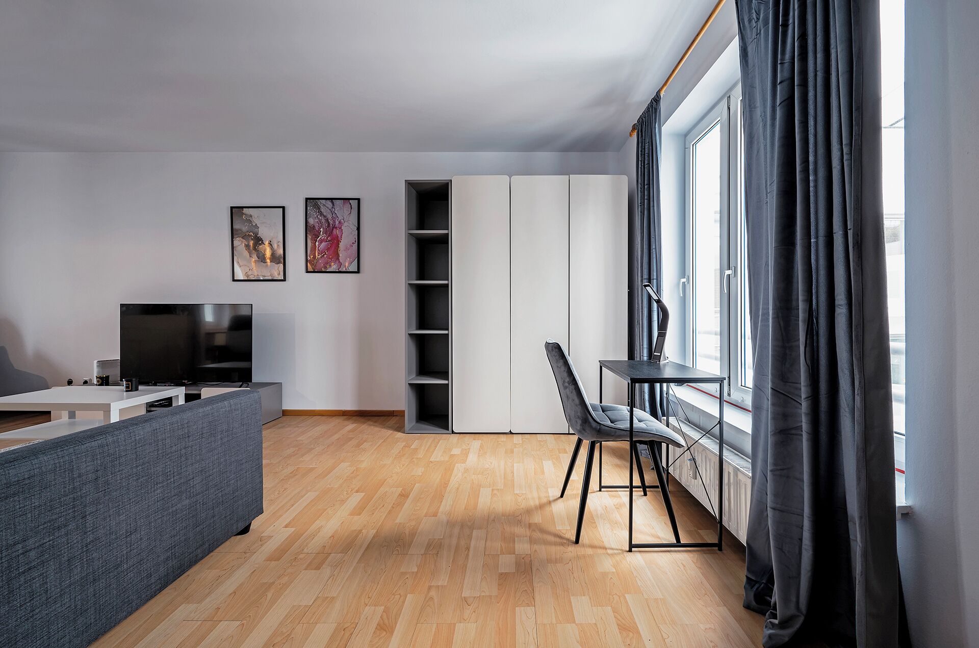 Studio, Balcony