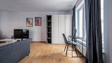 Studio, Balcony