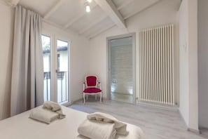 2 Schlafzimmer, Schreibtisch, Bügeleisen/Bügelbrett, Reisekinderbett