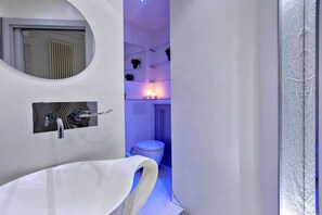 Bathroom - Modern Florence Apartment Near Duomo & Central Market - Walk to Top Attractions (Firenze)
