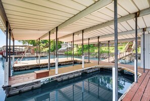 Ein überdachter Pool im Freien mit Holzdecks und Metallgeländern.