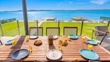 Căn hộ Tiêu chuẩn, 2 phòng ngủ, ban công, cạnh hồ (Lelle Marine-Hanna Pool Apartment) | Khu ẩm thực ngoài trời