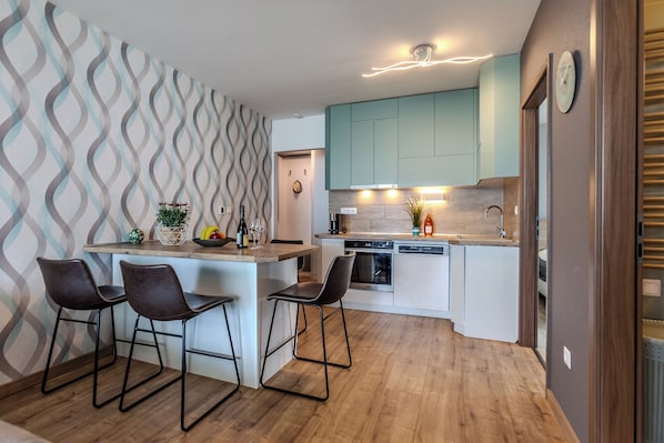 สแตนดาร์ดอพาร์ทเมนท์, 2 ห้องนอน, ระเบียง, ริมทะเลสาบ (Lelle Marine-Hanna Pool Apartment) | ครัวส่วนตัว