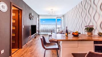 Standard-Apartment, 2 Schlafzimmer, Balkon, Seeseite (Lelle Marine-Hanna Pool Apartment) | Speisen