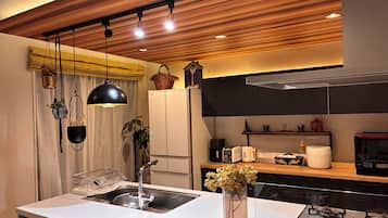 Coffee/tea maker, fridge, microwave, oven