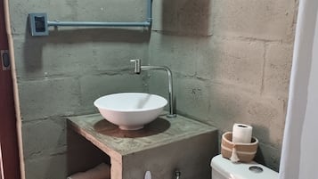 Buồng tắm vòi sen, khăn tắm