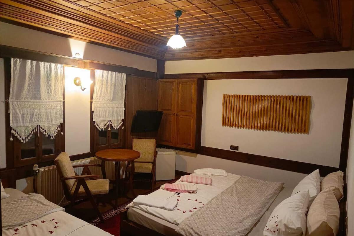 Economy Twin Room | Desk, laptop workspace, WiFi (free), bed sheets