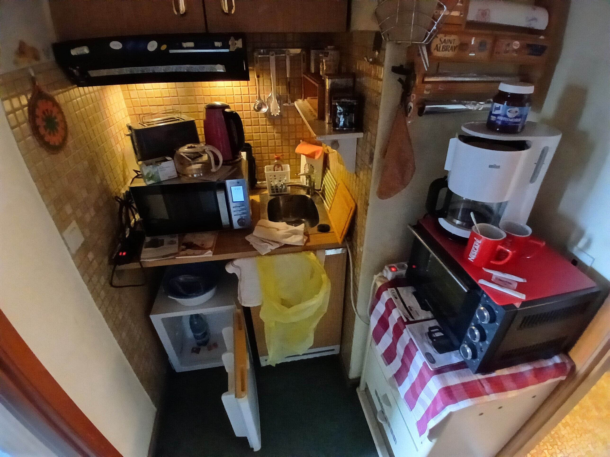 Wasserkocher mit Kaffee-/Teezubehör, Kühlschrank, Mikrowelle, Ofen