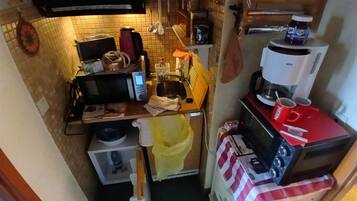 Wasserkocher mit Kaffee-/Teezubehör, Kühlschrank, Mikrowelle, Ofen
