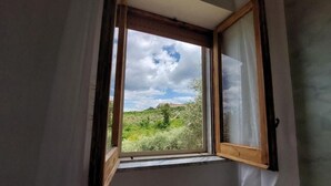 A room with a window overlooking a landscape. - Cuore Verde del Cilento (Laureana Cilento)