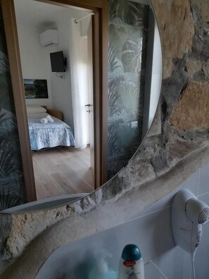 Dreibettzimmer, Balkon, eingeschränkter Meerblick | Badezimmer
