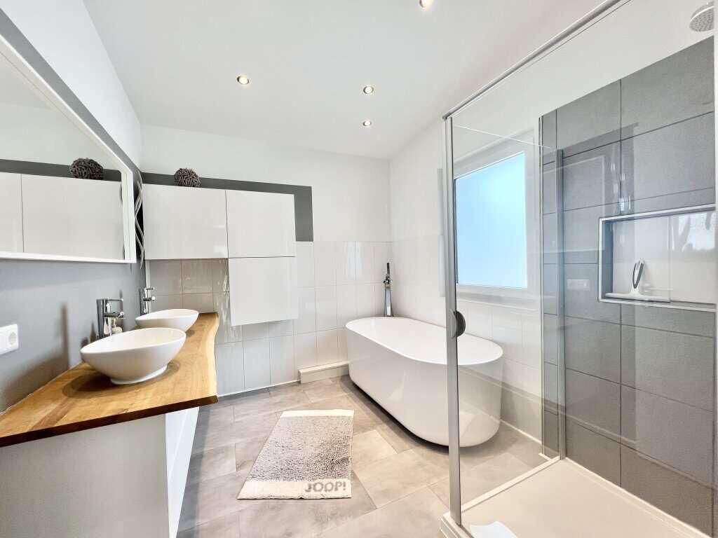 Dusche, Haartrockner, Seife, Toilettenpapier